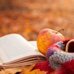 livre ouvert avec pomme